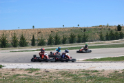 Varios jóvenes pilotan karts en el circuito de Tubilla. ECB