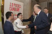 Del Bosque intercambió bromas y saludos con los jóvenes de la asociación.-ICAL