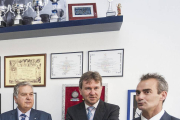 Javier Lacalle, en el centro, durante la inauguración ayer del Club de Esgrima ‘Cid Campeador’.-ISRAEL L. MURILLO