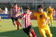 Soto, autor del gol blanquinegro, pugna con un defensor del Athletic B.-SANTI OTERO