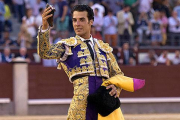 Morenito en Las Ventas muestra uno de sus trofeos.-ECB