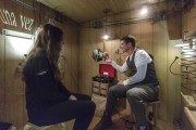 ‘La caja’ se realiza en un espacio de madera de dos metros cúbicos que guarda distintos artefactos con los que juega Nacho Diago.-Santi Otero