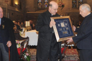 José Manuel Madruga (derecha), delegado diocesano de misiones, recibe el ‘Tito de Oro’.-ISRAEL L. MURILLO