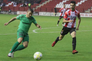 Juanma encara al burgalés Michel Zabaco durante el choque de ayer.-BURGOS CF