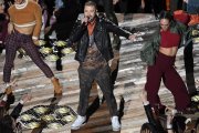 Timberlake y su calzado, durante la actuación de la Super Bowl 2018, este lunes.-AFP / ANGELA WEISS