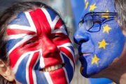 Dos activistas con las caras pintadas con la bandera británica y la de la Unión Europea participan en una manifestación contra el  brexit en Bruselas.-EFE / OLIVIER HOSLET