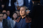 El líder de la oposición en Corea del Sur, Hwang Kyo-ahn, se afeita la cabeza frente a la residencia presidencial, este lunes.-ED JONES (AFP)