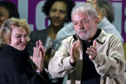 El expresidente Lula da Silva y su mujer Marisa Leticia en un acto político el pasado mes de agosto en Brasil.-REUTERS / PAULA WHITAKER