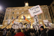 Concentración en la plaza de Sant Jaume en apoyo de Torra tras su inhabilitación, este viernes.-ROBERT RAMOS