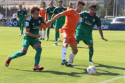Córdoba protege el balón ante la presión osasunista. TWITTER / @BURGOS_CF