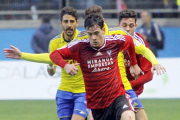 Guarrotxena, que adelantó al Mirandés en el Carranza, trata de zafarse del marcaje de dos jugadores del Cádiz-LALIGA.ES