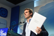 Casado, enseñando trabajos-FERNANDO VILLAR (EFE)