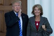 Betsy DeVos (derecha) junto a Trump en Nueva Jersey, el 18 de noviembre.-AFP / DREW ANGERER