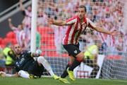 Gorka Santamaría celebra un gol con la camiseta del Athletic B.-