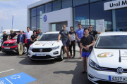 Los jugadores del UBU Colina Clinic posan con sus nuevos Volkswagen, ayer, en Ural Motor.-ISRAEL L. MURILLO
