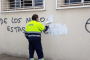 Las pintadas aparecieron en las paredes del recinto deportivo.-L. V.