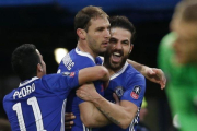 Ivanovic, abrazado por Pedro y Cesc Fàbregas tras marcar su último gol con el Chelsea, el pasado sábado en la Copa.-EDDIE KEOGH