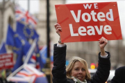 Una partidaria del brexit, durante una manifestación ante el Parlamento británico, en Londres.-ALASTAIR GRANT (AP)