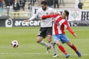 Julio Rico forcejea con un delantero en el choque contra el Navalcarnero en El Plantío-Santi Otero