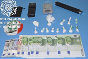 Aparte de la droga, los agentes también encontraron dinero en metálico.-ECB