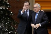 El presidente de la Comisión Europea, Jean-Claude Juncker, recibido por Mariano Rajoy antes de su reunión en la Moncloa.-JOSE LUIS ROCA