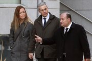 El exsecretario general del PP valenciano Ricardo Costa, acompañado por su pareja y su abogado a su llegada a la Audiencia Nacional.-BALLESTEROS (EFE)