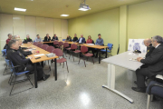 Imagen de la reunión de ayer entre comerciantes y Policía.-ISRAEL L. MURILLO