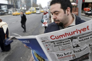 Un hombre lee un ejemplar del 'Cumhuriyet', el único diario turco que publicó un suplemento sobre 'Charlie Hebdo', en Estambul, el 14 de enero del 2015.-EFE / TOLGA BOZOGLU