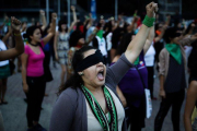 Las mujeres corearon y bailaron la canción en una zona emblemática de Caracas conocida como Plaza Venezuela.-EFE