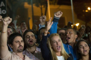 La mujer de Leopoldo López, en la manifestación en apoyo al líder opositor Leopoldo López, anoche.-FEDERICO PARRA / AFP