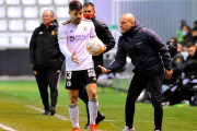 Fran García recibe el balón de manos de Calero antes de sacar de banda. TOMÁS ALONSO