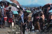 Un refugiado rohinyá lleva a cuestas a un anciano en Bangladés, cerca de la frontera con Birmania.-MUNIR UZ ZAMAN (AFP)