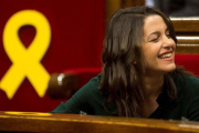 Inés Arrimadas, muy sonriente, durante el pleno de esta mañana.-QUIQUE GARCÍA (EFE)