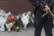 Un policía permanece de guardia frente al resturante 'Le Carrillon'.-CHRISTIAN HARTMANN / REUTERS