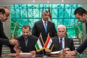 El representante de Fatá, Azam al Ahmad (derecha) y el de Hamás, Saleh al Arouri, firman el acuerdo en El Cairo.-AFP / KHALED DESOUKI