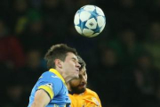 Gerard Piqué y Vitali Gayduchik intentan cabecear un balón, en el Bate-Barça.-AGP / MAXIM MALINOVSKY