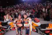 Dani Pedrosa y Marc Márquez, hoy en la multitudinaria presentación en Jakarta.-HONDA REPSOL MEDIA / FREIDEMANN KIM