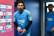 Messi entra en la sala de prensa de la ciudad deportiva de Sant Joan Despí junto a Piqué.-AFP / JOSEP LAGO