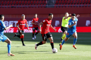Carlos Julio conduce el balón rodeado de rivales, ayer en Mallorca. CD MIRANDÉS
