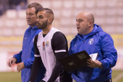 Ángel Viadero (izquierda), junto al futbolista  Luis Ángel (centro) y Óscar Río ‘Fosky’, el segundo entrenador.-ISRAEL L. MURILLO