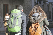 Dos jóvenes con equipaje por el centro de la ciudad.-ISRAEL L. MURILLO