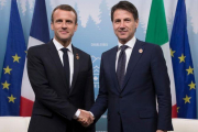 Macrón (izquierda) y Conte en una foto del pasado 9 de junio, antes de la crisis del Aquarius.-AFP / IAN LANGSDON