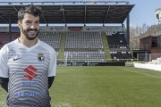 Álvaro Martín ‘Chevi’ posa en El Plantío con la camiseta del Burgos CF-Santi Otero