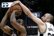 Manu Ginóbili tapona el tiro de James Harden en el último segundo del partido.-LARRY W. SMITH