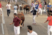 Los mozos corren delante de los toros del hierro sevillano Ave María en el primer encierro de Cuéllar.-ICAL