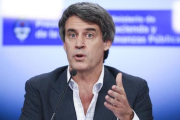 El ministro de Hacienda y Finanzas Publicas de Argentina, Alfonso Prat-Gay, durante una rueda de prensa en el Ministerio de Economia en Buenos Aires.-EFE / DAVID FERNANDEZ