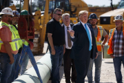 El presidente de los Estados Unidos, Donald Trump, en una visita a oleoductos.-AP