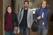 Los procuradores Juan Pablo Fernández Santos (D), Laura Domínguez Arroyo (I) y Pedro María de Palacio Maguregui (C), del Grupo Parlamentario Podemos CyL a su llegada al Pleno de las Cortes de Castilla y León.-Ical