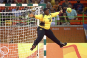 Teresa Almeida, 'Bá', en acción durante el partido de Angola contra Rumanía.-REUTERS / MARKO DJURICA