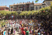 Una plaza abarrotada y llena de color esperaba con impaciencia el lanzamiento del cohete de las fiestas.-G.G.